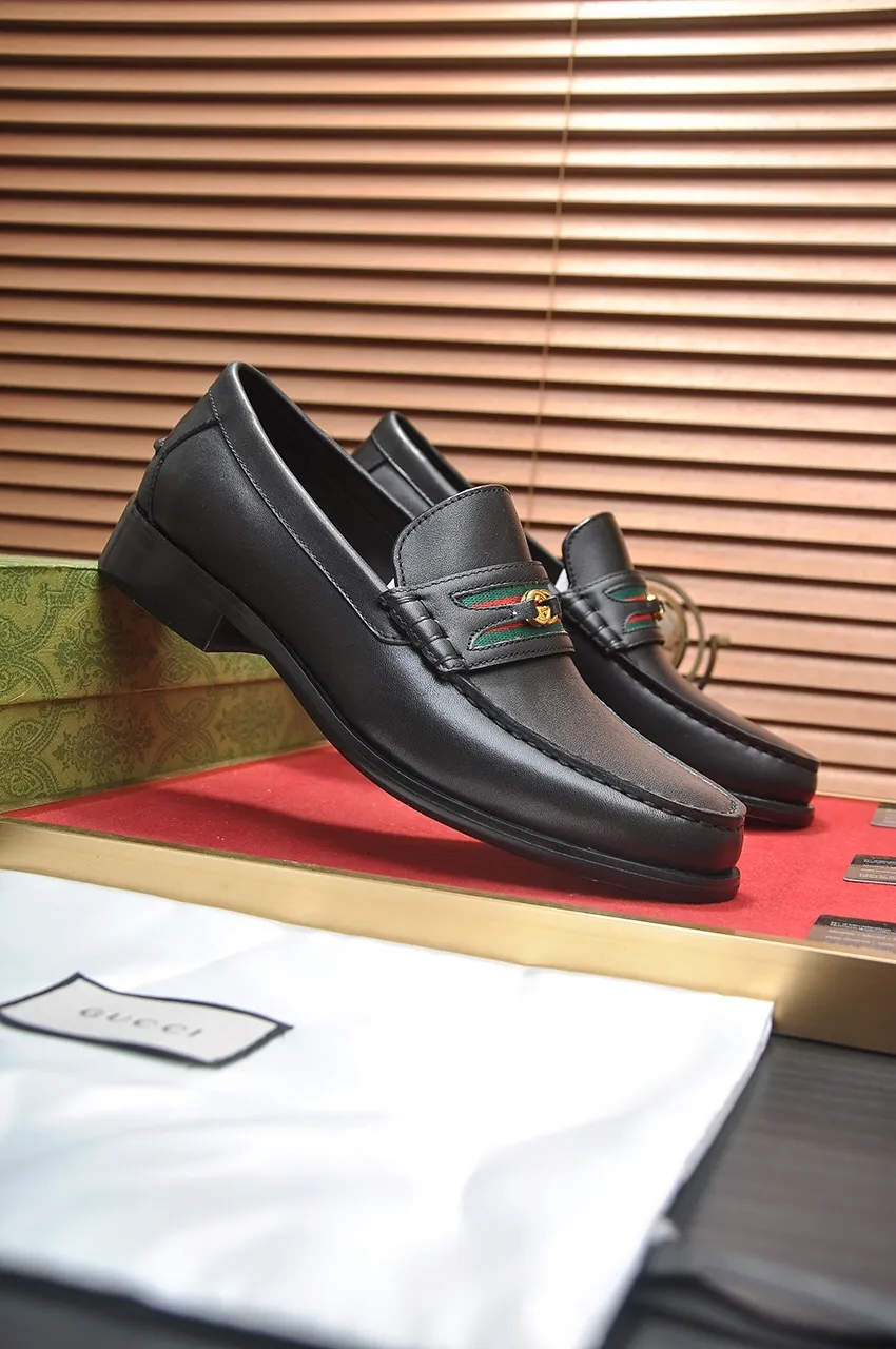 Men's shoes💰580💶Italy's top luxury men's shoe giant (GUCCI) (Gucci) (full cowhide lining) new arrival🍃Original European style🔰 Pleasant to the eye😍In order to make the shoes more durable and non-deformable🌀The production continues to follow traditional methods but there is still no lack of innovation💪Choose original sheepskin for the leather♻️ Smooth and natural And extra bright ⭐Made of imported cowhide, the first choice of rich people 38-45 (45 customized)